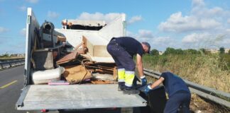 FOTO Orta di Atella, ripulita la strada Sannitica. Rifiuti domestici ovunque, com’è facile dare la colpa agli altri