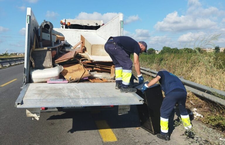 FOTO Orta di Atella, ripulita la strada Sannitica. Rifiuti domestici ovunque, com’è facile dare la colpa agli altri