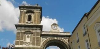 Aversa, affidati i lavori per il ripristino dell’orologio dell’Arco dell’Annunziata: appalto diretto a una ditta di Pontecagnano