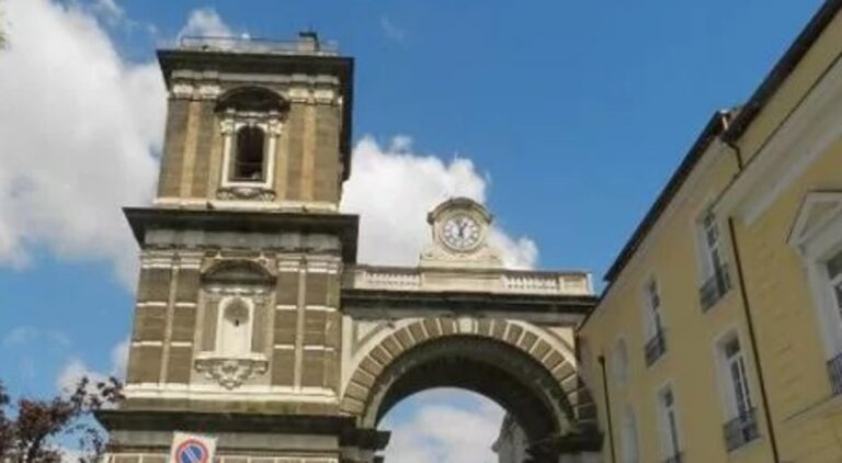 Aversa, affidati i lavori per il ripristino dell’orologio dell’Arco dell’Annunziata: appalto diretto a una ditta di Pontecagnano