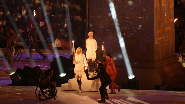 Paralimpiadi di Parigi 2024, la cerimonia di apertura dei giochi: Bebe Vio porta la fiaccola