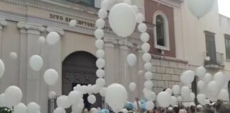 Bimbo annegato a Vico Equense, lacrime e palloncini ai funerali