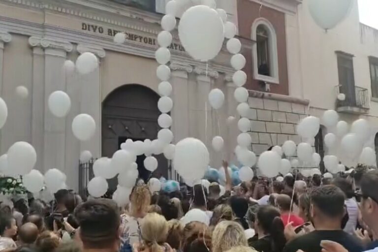 Bimbo annegato a Vico Equense, lacrime e palloncini ai funerali