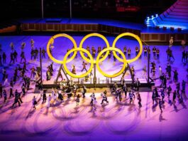 Olimpiadi di Parigi 2024, la cerimonia di chiusura: Tom Cruise su Champs-Elysées in moto, poi verso Los Angeles