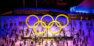 Olimpiadi di Parigi 2024, la cerimonia di chiusura: Tom Cruise su Champs-Elysées in moto, poi verso Los Angeles