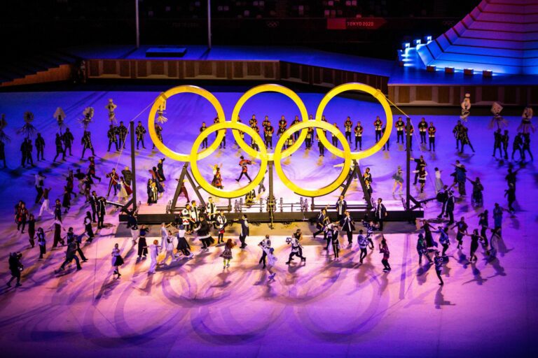 Olimpiadi di Parigi 2024, la cerimonia di chiusura: Tom Cruise su Champs-Elysées in moto, poi verso Los Angeles