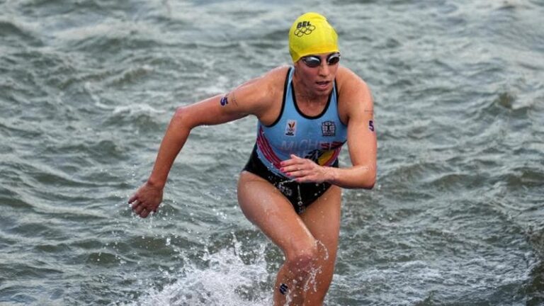 Atleta ricoverata dopo la gara nella Senna inquinata, avrebbe contratto un’infezione intestinale: il Belgio ritira la squadra