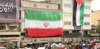 I funerali di Ismail Haniyeh a Teheran, Khamenei prega sulla bara. Iran verso attacco a Israele