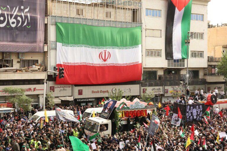 I funerali di Ismail Haniyeh a Teheran, Khamenei prega sulla bara. Iran verso attacco a Israele