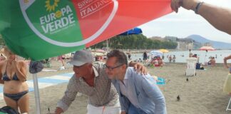 Referendum sull’autonomia: a Napoli si raccolgono le firme in spiaggia, bagnanti in fila