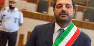 Il sindaco di Gragnano aggredito davanti al Comune: “Continuerò a svolgere il mio dovere con determinazione e trasparenza”