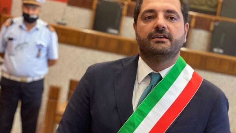 Il sindaco di Gragnano aggredito davanti al Comune: “Continuerò a svolgere il mio dovere con determinazione e trasparenza”
