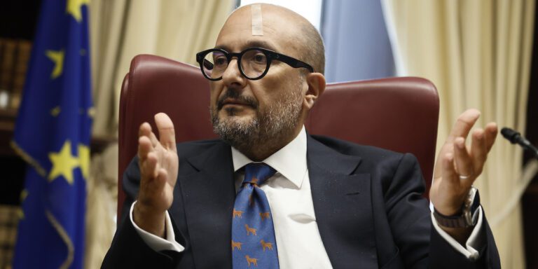 Sangiuliano si dimette: “Mi serve tranquillità. Devo stare vicino a mia moglie che amo”. Giuli nuovo ministro della Cultura