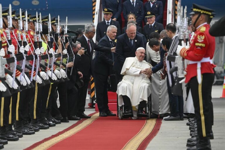 Papa Francesco in Indonesia: “Contrastare estremismo e intolleranza”