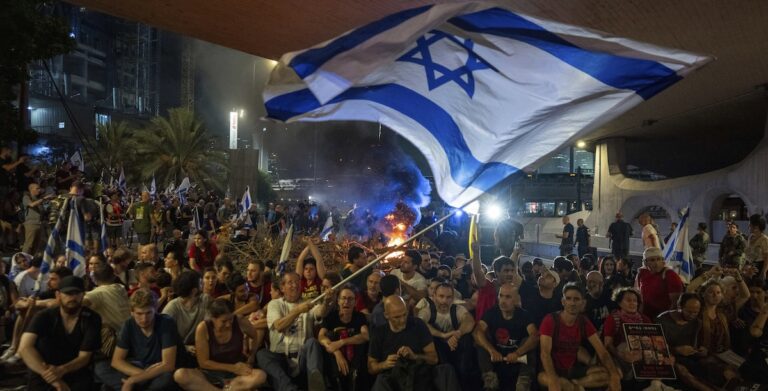 Guerra in Medio Oriente, al via lo sciopero generale in Israele. Hamas: “Gli ostaggi morti perché Netanyahu non ha accettato la tregua”