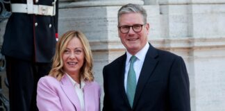 Incontro Meloni-Starmer, il premier britannico su immigrazione: “Lavoreremo insieme contro questo vile commercio”