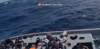 Naufragio migranti, si capovolge un barcone: 21 dispersi con tre bimbi