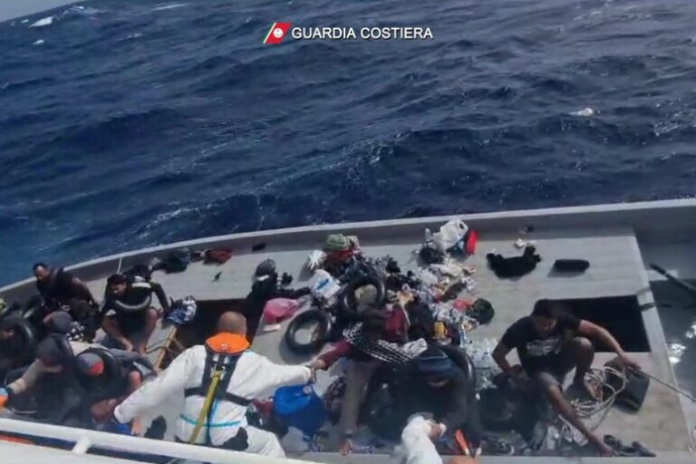 Naufragio migranti, si capovolge un barcone: 21 dispersi con tre bimbi
