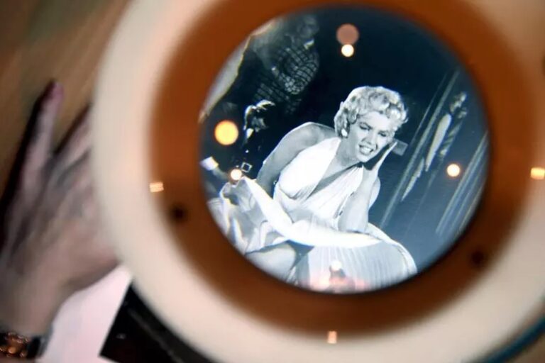 Compie 70 anni la foto più iconica di Marilyn Monroe, scattata dal fotografo Sam Shaw