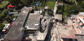 Crollo palazzina a Saviano, non ha fratture il bimbo di 2 anni estratto vivo. Grave il papà