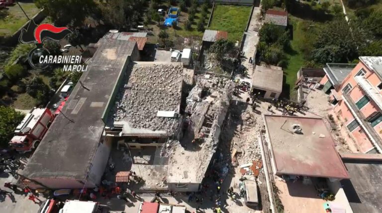 Crollo palazzina a Saviano, non ha fratture il bimbo di 2 anni estratto vivo. Grave il papà