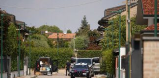 Strage familiare nel Milanese, il figlio 17enne confessa: “Li ho uccisi tutti”