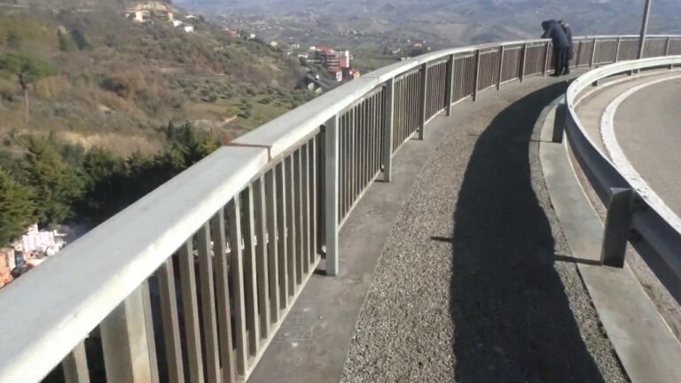 Si lancia dal ponte della Panoramica, morto 54enne: è il terzo suicidio in Irpina in poche ore