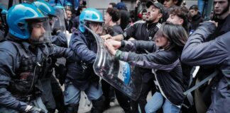 G7 Napoli, antagonisti con scudi affrontano la polizia: scontri, manganellate e lacrimogeni