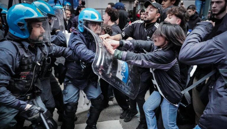 G7 Napoli, antagonisti con scudi affrontano la polizia: scontri, manganellate e lacrimogeni