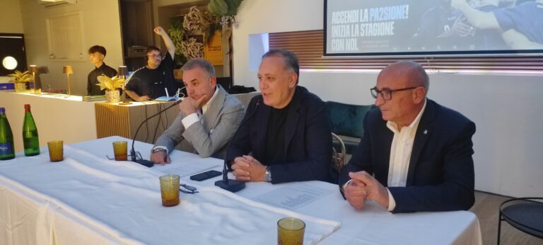 Virtus Aversa, presentata la squadra di volley. Il presidente Di Meo: “Sogniamo i playoff”. Il sindaco Matacena: “Vi saremo vicini”