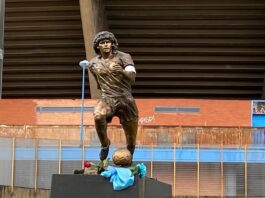 Napoli, la statua di Maradona in processione per il suo compleanno