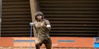 Napoli, la statua di Maradona in processione per il suo compleanno