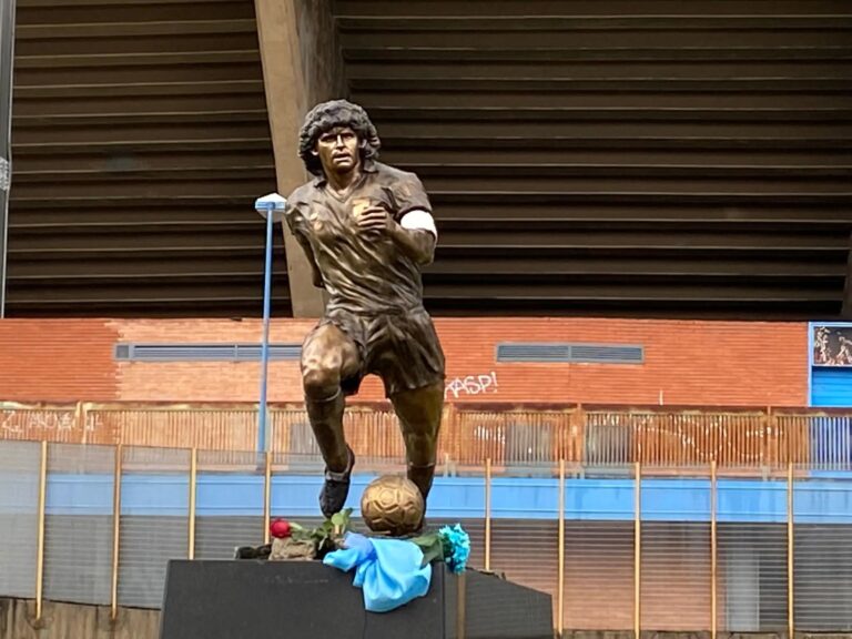 Napoli, la statua di Maradona in processione per il suo compleanno