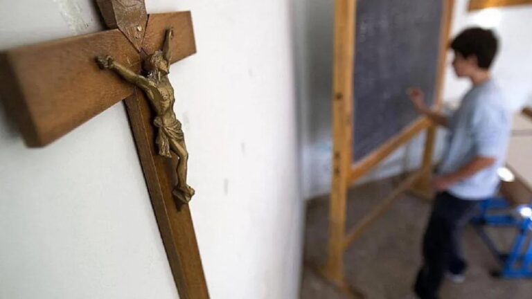 Crocifisso nelle scuole del VI Municipio di Roma, Tartaglia (Uaar): “L’imposizione è un residuo del periodo fascista”