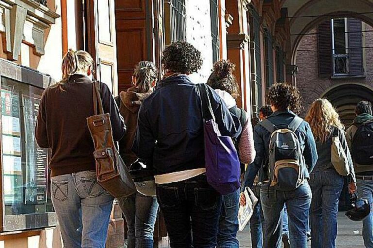 La povertà educativa dei giovani: un milione è in miseria, 7 su 10 non conoscono una biblioteca, il 40% non fa sport