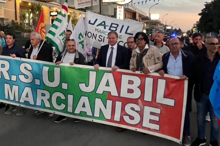 FOTO Jabil Marcianise, Graziano (Pd) alla fiaccolata: “Il governo lascia nell’incertezza 420 dipendenti”