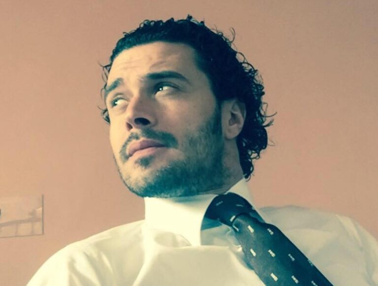 Nuova giunta, la confederazione degli 11 pressa Santillo: in pole Indaco e Ragozzino. D’Ambrosio in minigonna sexy