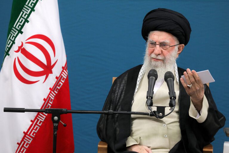 Khamenei: “Daremo una risposta devastante a Israele e Stati Uniti”. Altri 84 palestinesi uccisi in un campo profughi