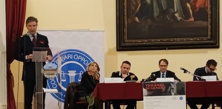 Ad Aversa il convegno “Violenza di genere: Scatti di consapevolezza”, le massime autorità si mobilitano a tutela delle donne
