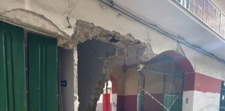 FOTO Orta di Atella, crolla facciata di un palazzo per un’enorme voragine in via Diaz: sgomberate sette famiglie