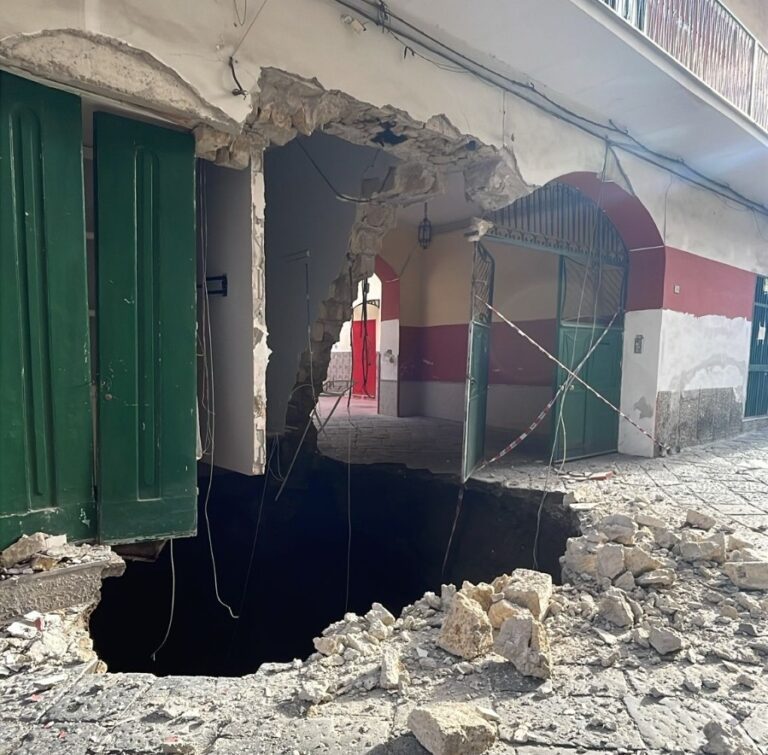 FOTO Orta di Atella, crolla facciata di un palazzo per un’enorme voragine in via Diaz: sgomberate sette famiglie