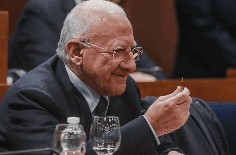 VIDEO Regionali Campania: sì al terzo mandato tra gesti anti-seccia, l’aplomb di Oliviero e la mediazione decisiva di Villano