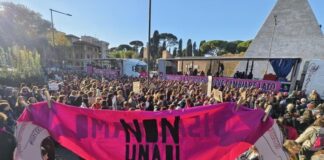 Corteo contro la violenza di genere: “Non una di meno”. Bruciata foto Valditara e solidarietà alla Palestina