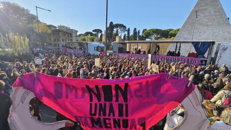 Corteo contro la violenza di genere: “Non una di meno”. Bruciata foto Valditara e solidarietà alla Palestina