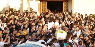 FOTO Santo Romano, funerali a Casoria: folla straripante per l’ultimo saluto: “Sei il numero uno”