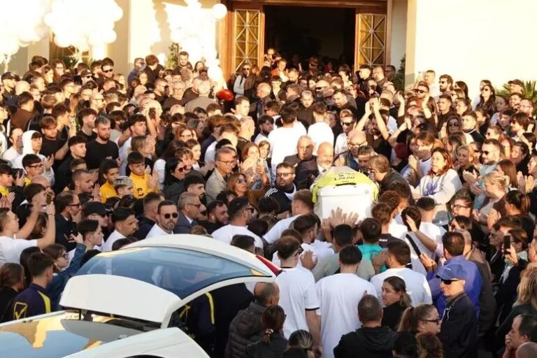 FOTO Santo Romano, funerali a Casoria: folla straripante per l’ultimo saluto: “Sei il numero uno”