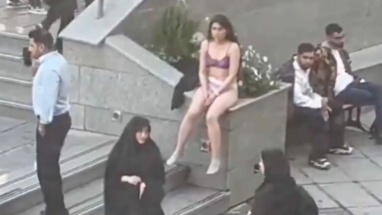 Iran, ragazza si spoglia in università: ecco cosa sappiamo dell’immagine diventata simbolo
