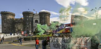 Napoli, studenti in piazza per la scuola pubblica. Striscione contro la guerra