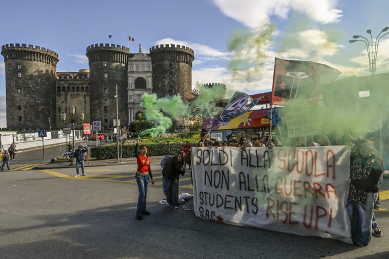 Napoli, studenti in piazza per la scuola pubblica. Striscione contro la guerra