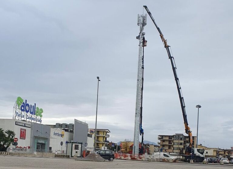 FOTO Orta di Atella, antenna telefonica a pochi metri dall’asilo “Don Milani”. Santillo, Pellino e Russo hanno chiesto una perizia?